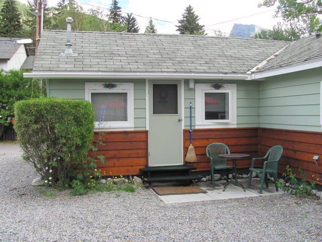 Exterior view of the Lynx Cabin in Banff